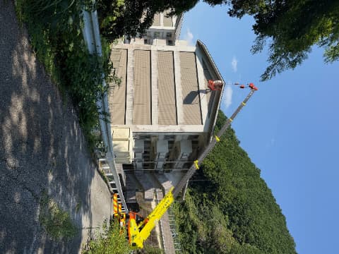 集合住宅の3階軒下に巨大な蜂の巣！管理会社様からの緊急要請に応えた高所作業車による特殊駆除